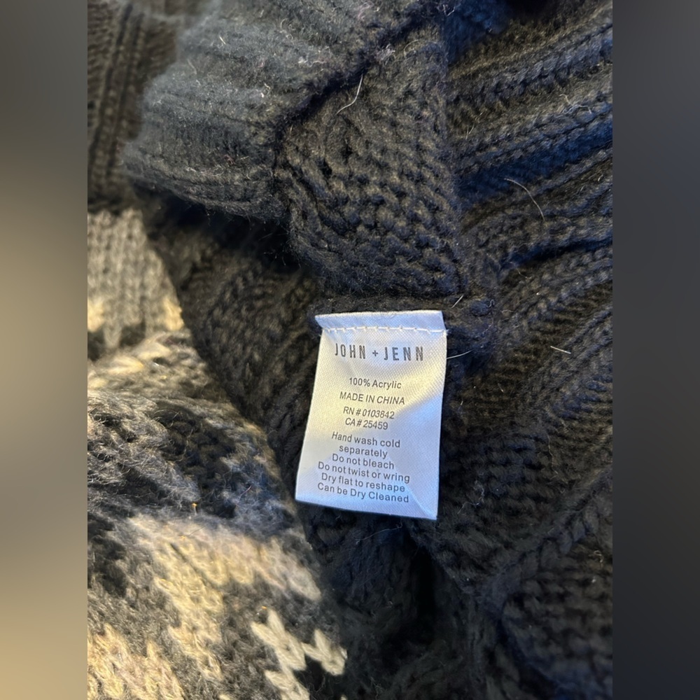 EVEREVE NWOT Black and Gray Off the Shoulder Scandi Sweater SZ M Cute & Cozy!! - Picture 5 of 6